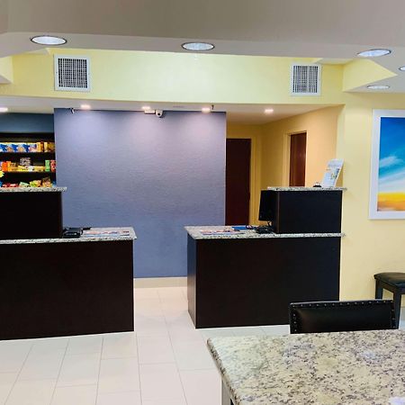 Days Inn & Suites By Wyndham Tampa/Raymond James Stadium Zewnętrze zdjęcie