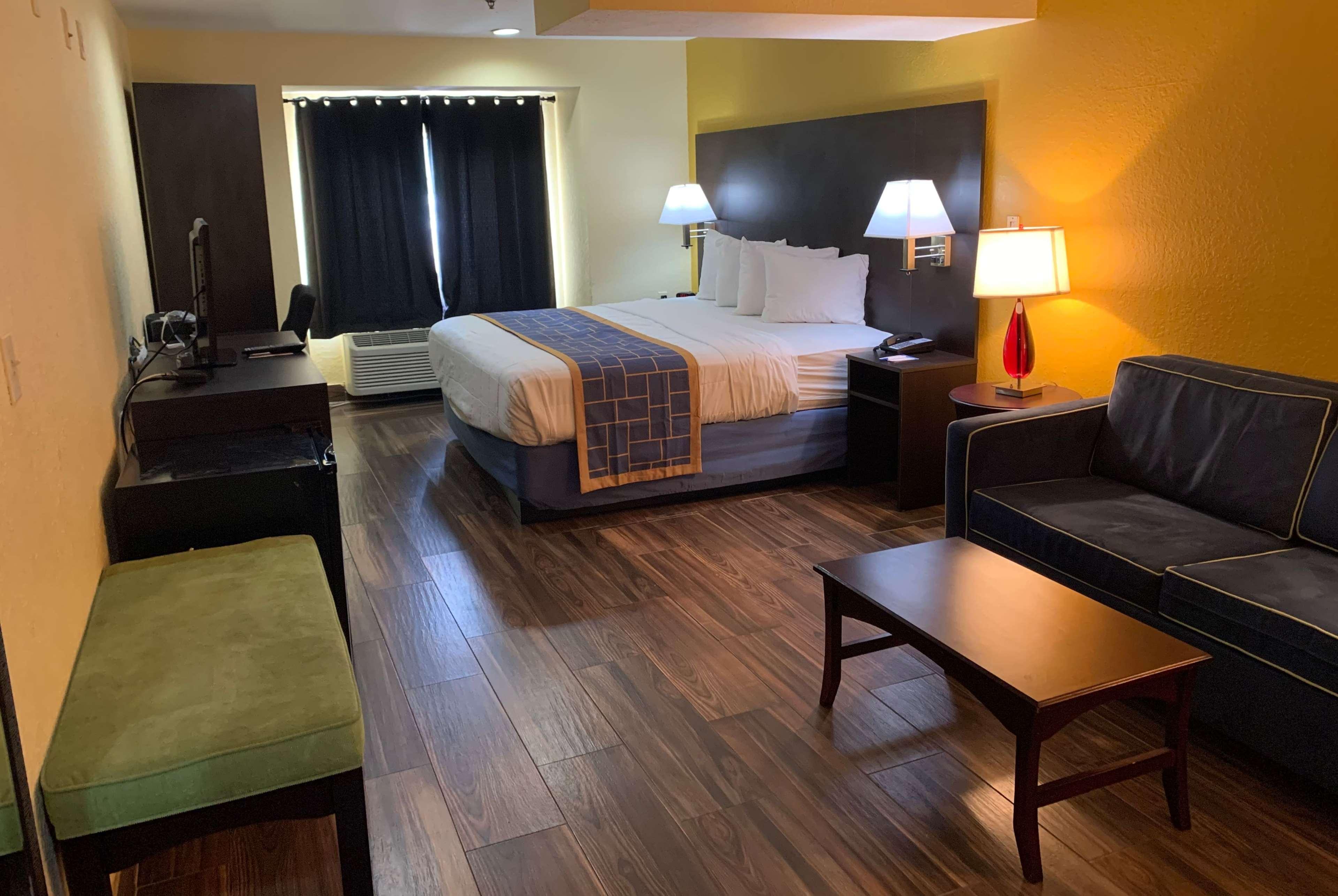 Days Inn & Suites By Wyndham Tampa/Raymond James Stadium Zewnętrze zdjęcie