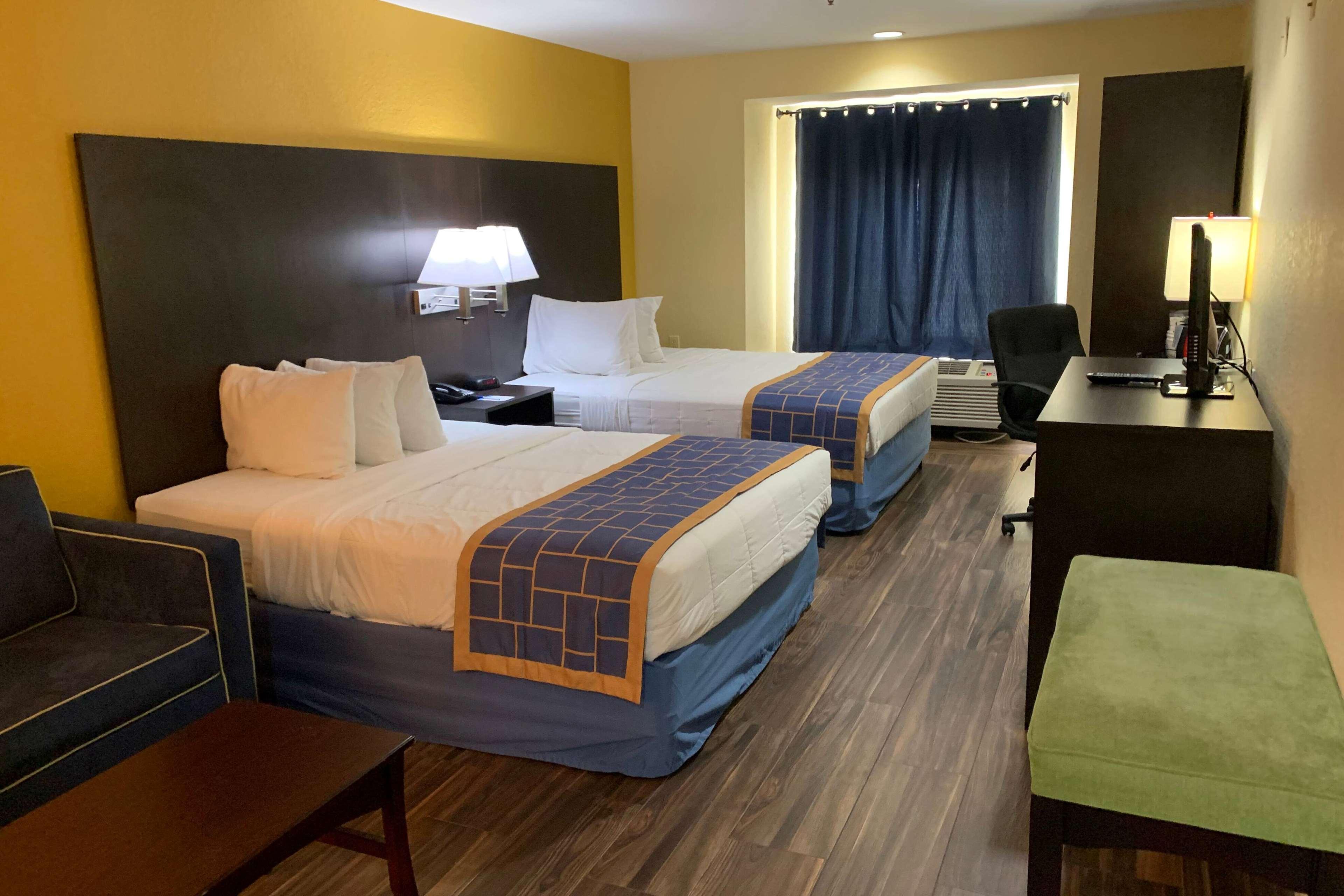 Days Inn & Suites By Wyndham Tampa/Raymond James Stadium Zewnętrze zdjęcie