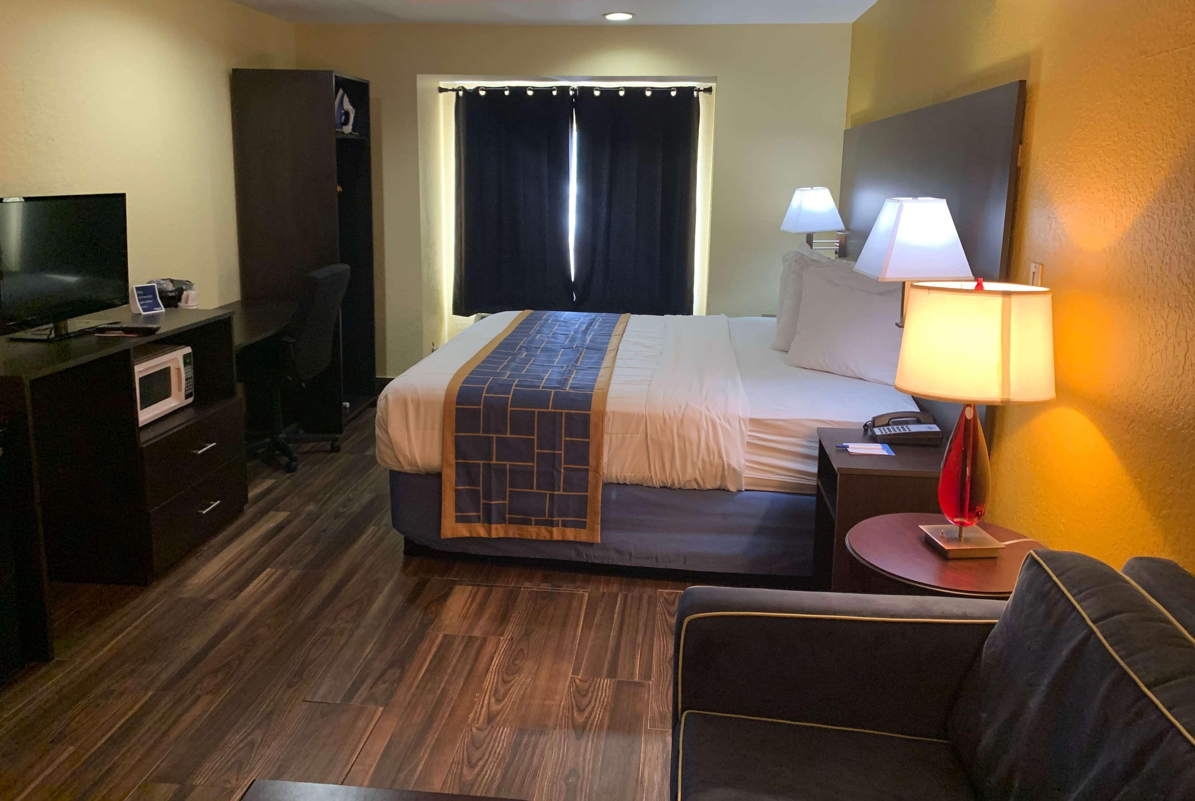 Days Inn & Suites By Wyndham Tampa/Raymond James Stadium Zewnętrze zdjęcie