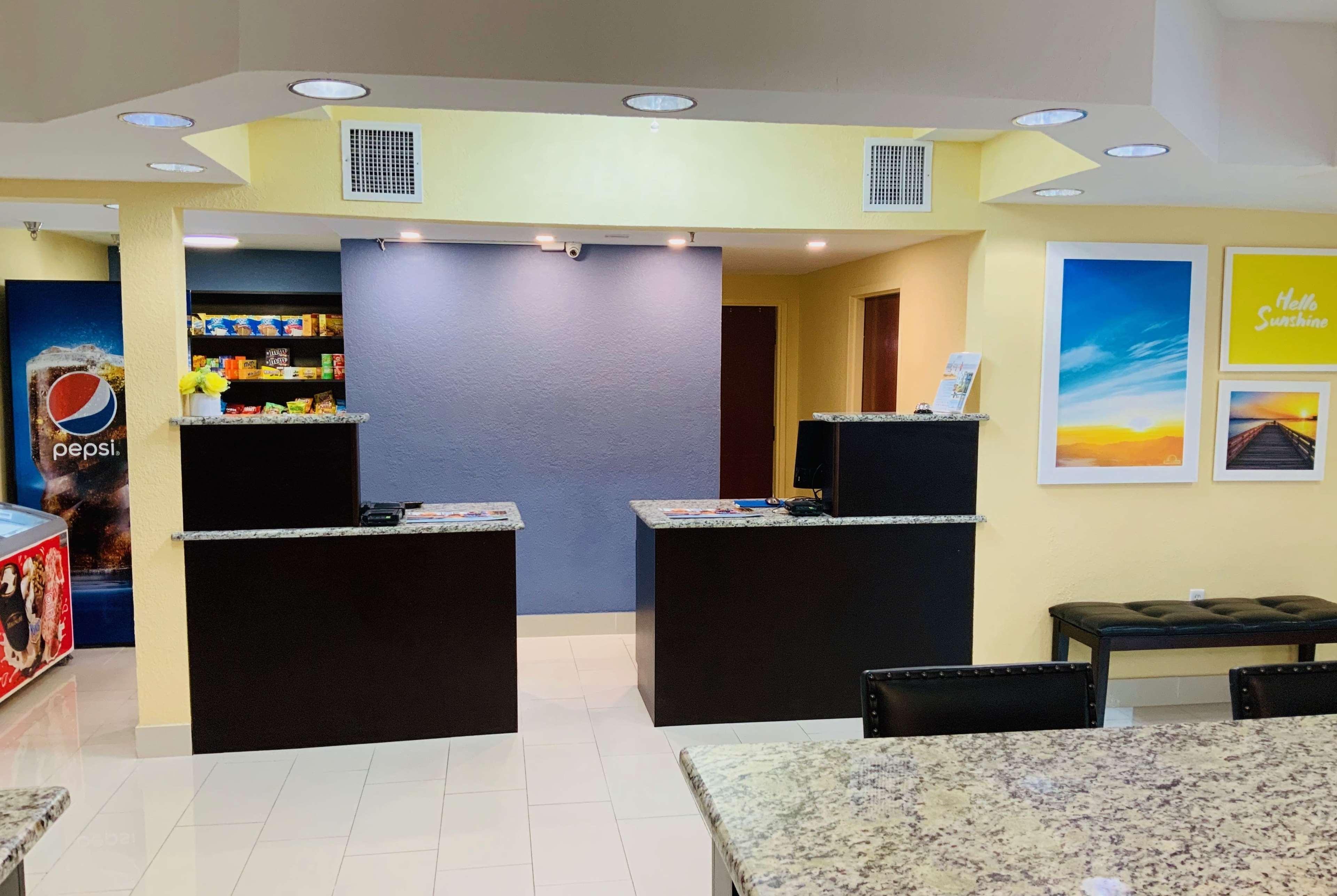 Days Inn & Suites By Wyndham Tampa/Raymond James Stadium Zewnętrze zdjęcie