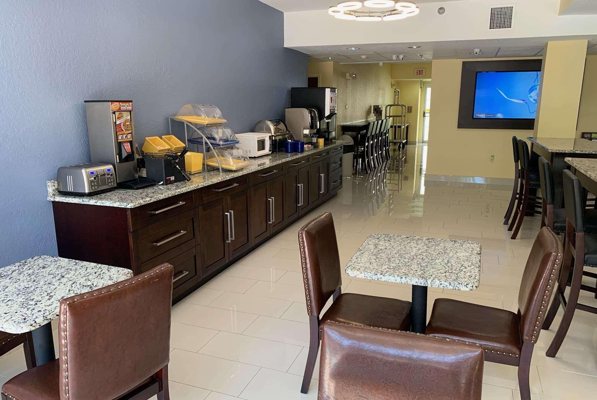 Days Inn & Suites By Wyndham Tampa/Raymond James Stadium Zewnętrze zdjęcie