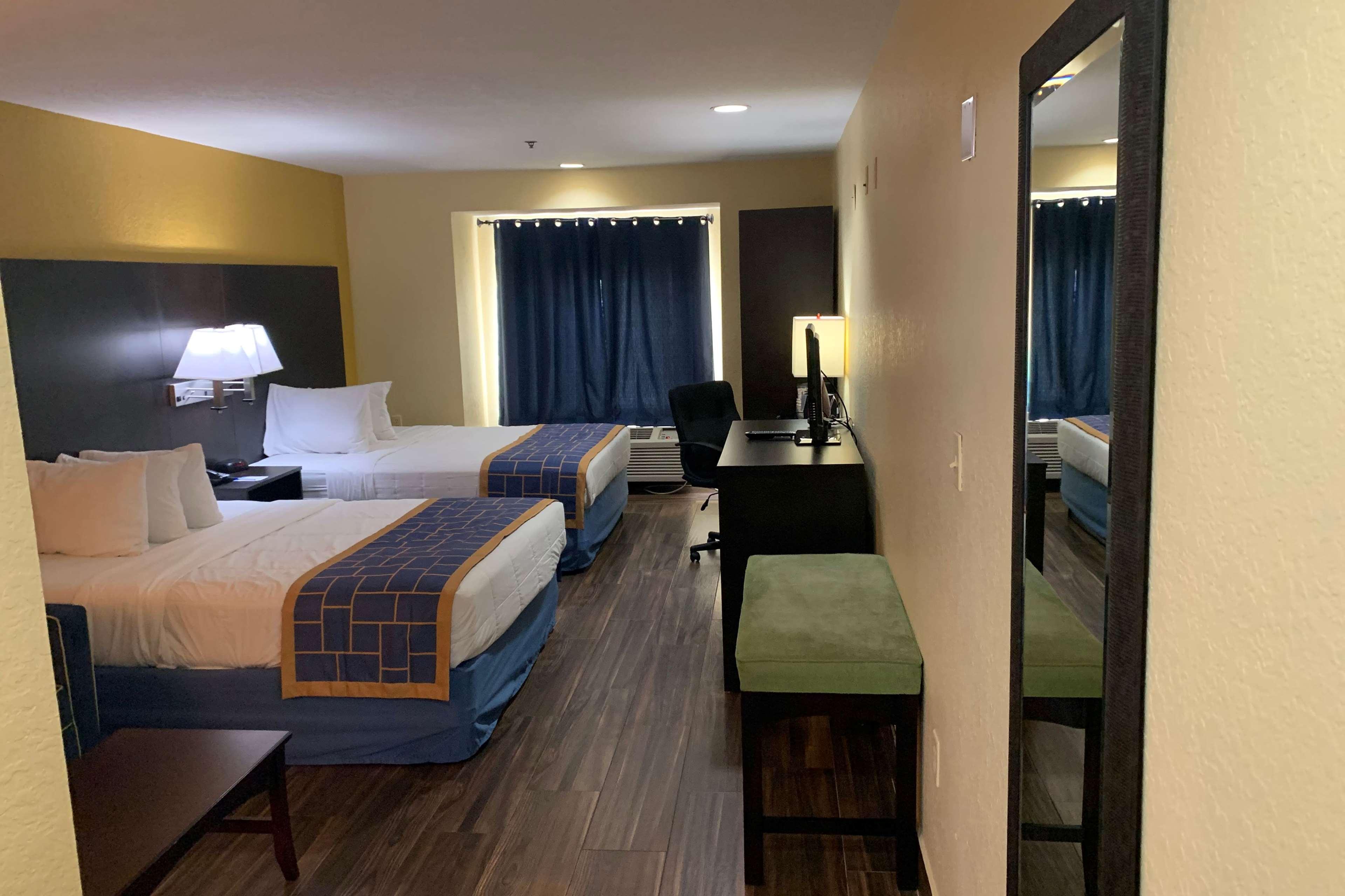 Days Inn & Suites By Wyndham Tampa/Raymond James Stadium Zewnętrze zdjęcie