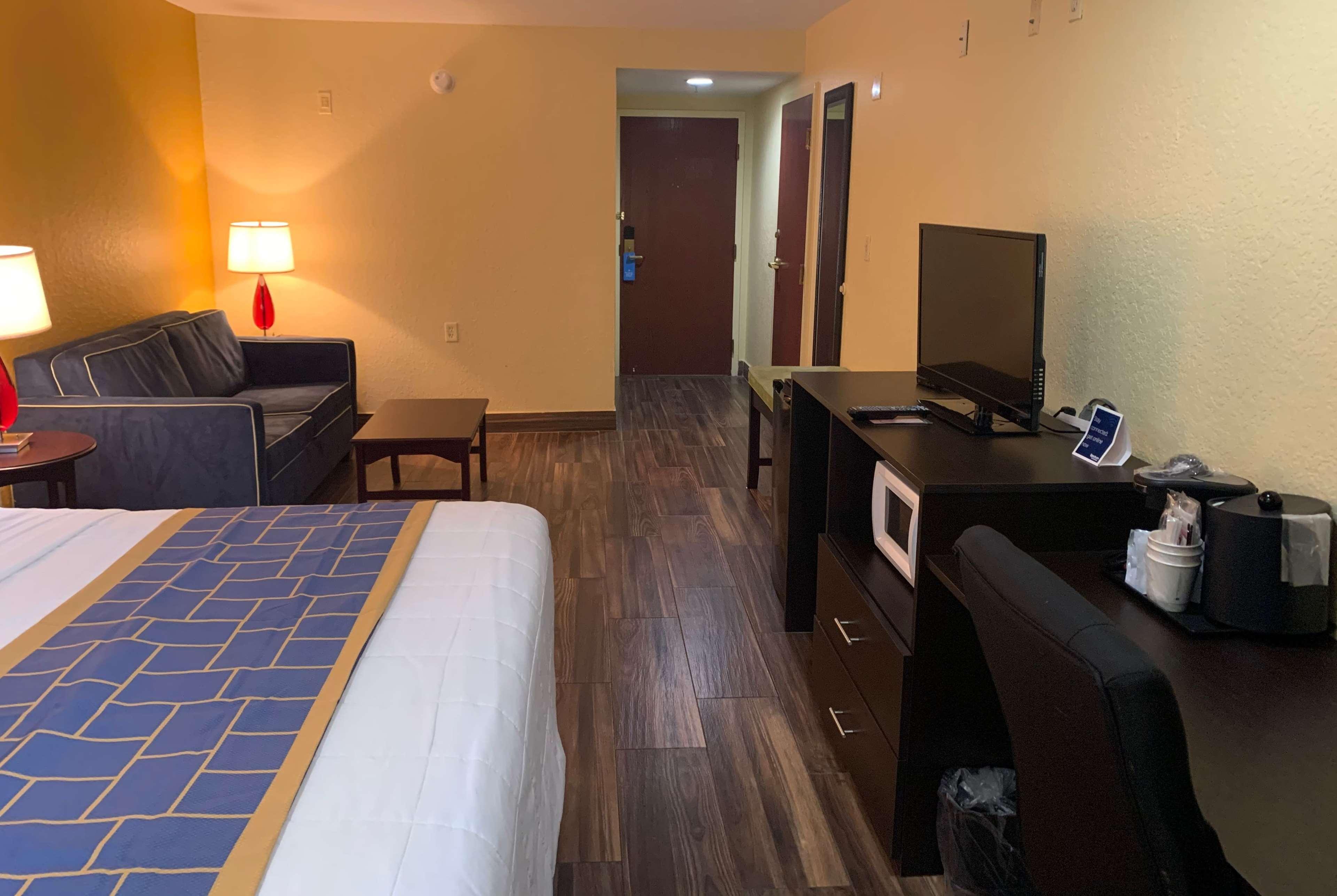 Days Inn & Suites By Wyndham Tampa/Raymond James Stadium Zewnętrze zdjęcie