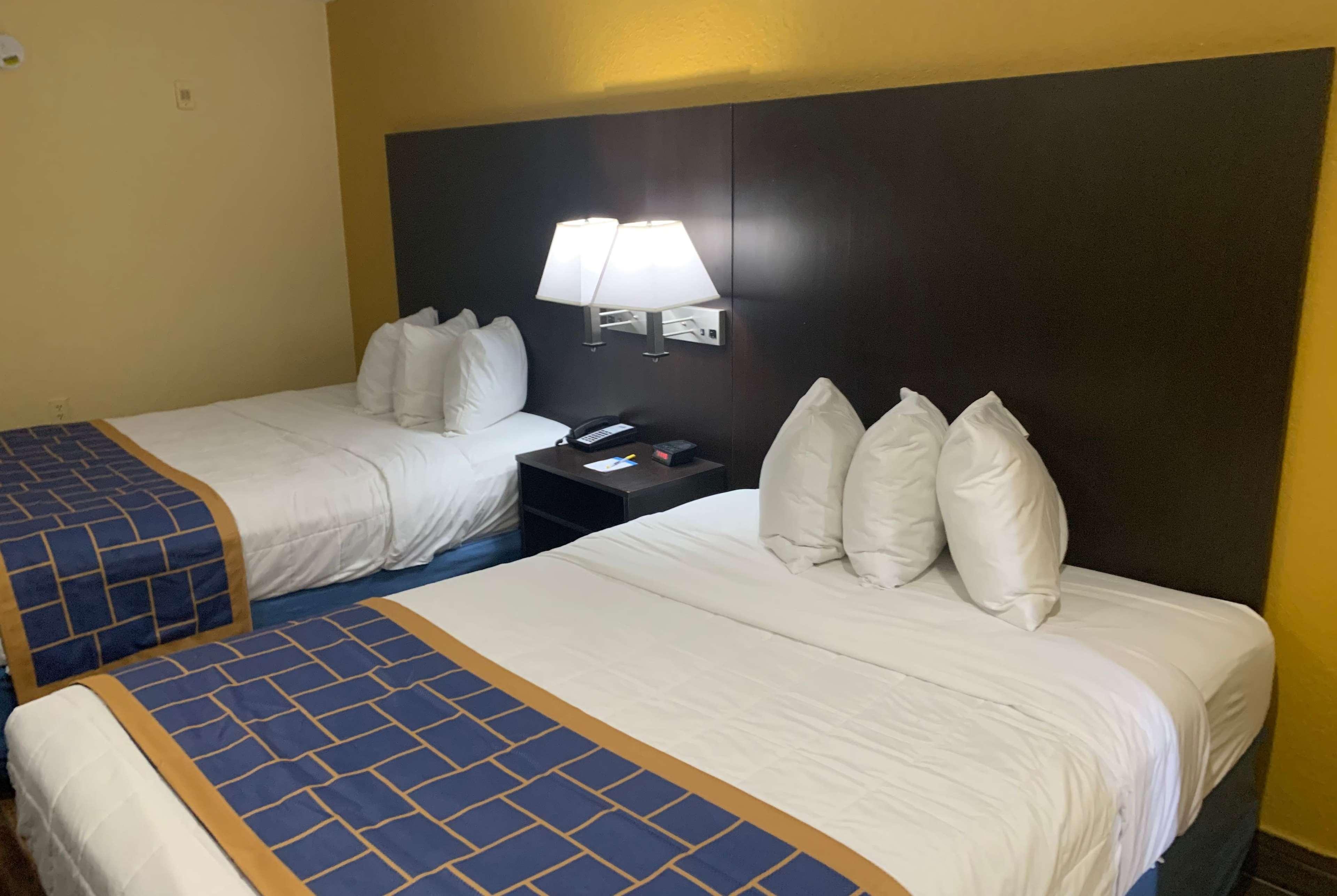 Days Inn & Suites By Wyndham Tampa/Raymond James Stadium Zewnętrze zdjęcie