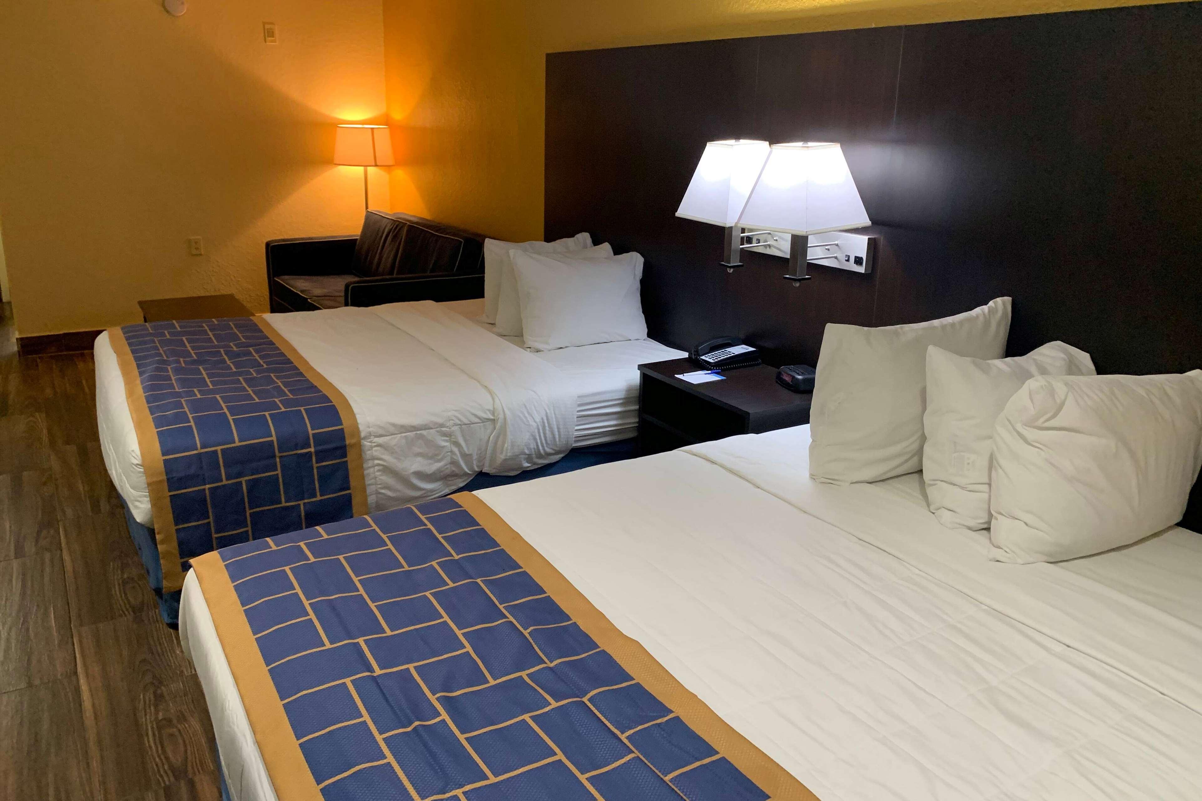 Days Inn & Suites By Wyndham Tampa/Raymond James Stadium Zewnętrze zdjęcie