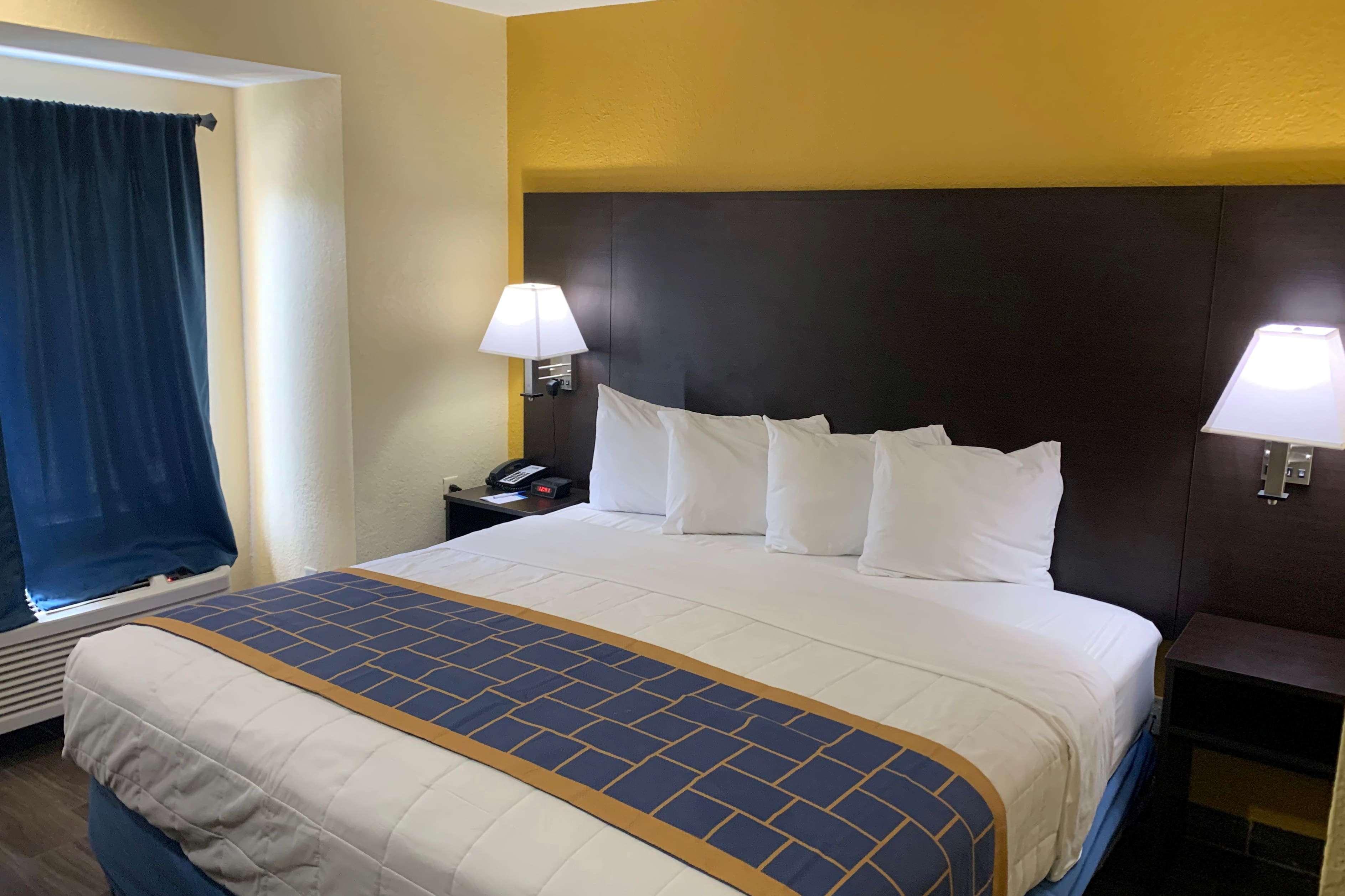 Days Inn & Suites By Wyndham Tampa/Raymond James Stadium Zewnętrze zdjęcie