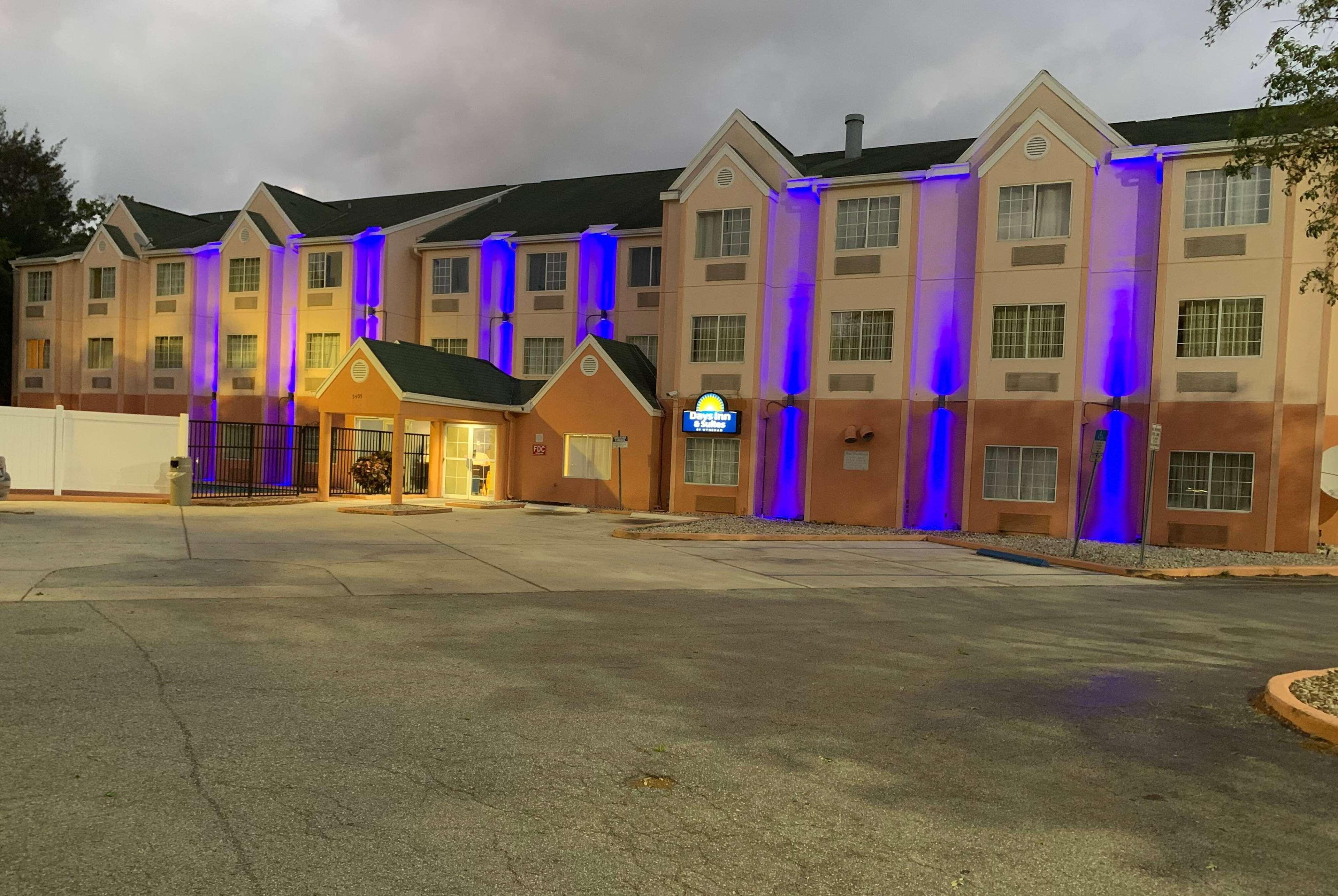 Days Inn & Suites By Wyndham Tampa/Raymond James Stadium Zewnętrze zdjęcie