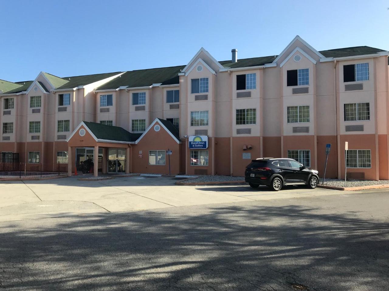 Days Inn & Suites By Wyndham Tampa/Raymond James Stadium Zewnętrze zdjęcie