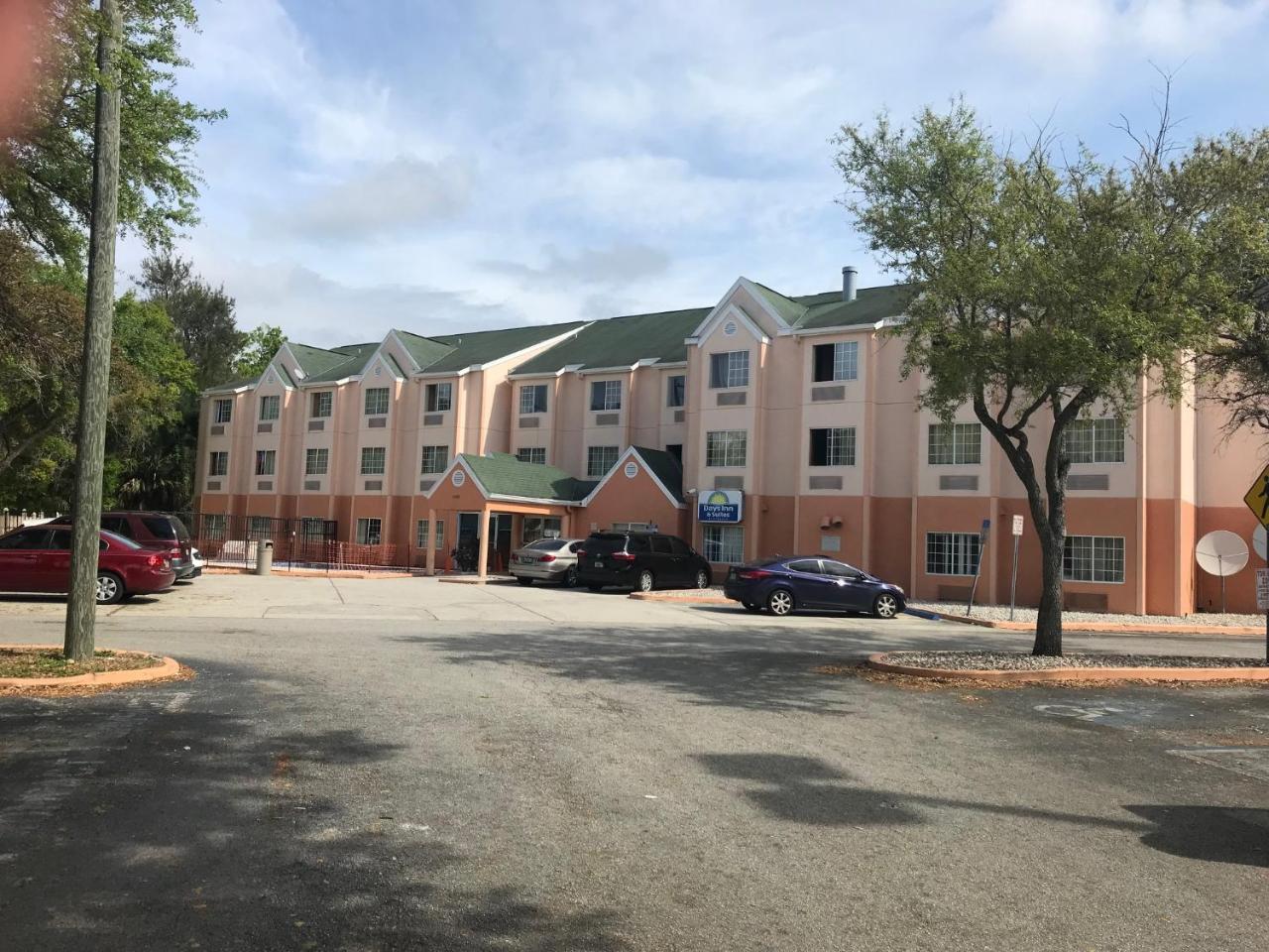 Days Inn & Suites By Wyndham Tampa/Raymond James Stadium Zewnętrze zdjęcie