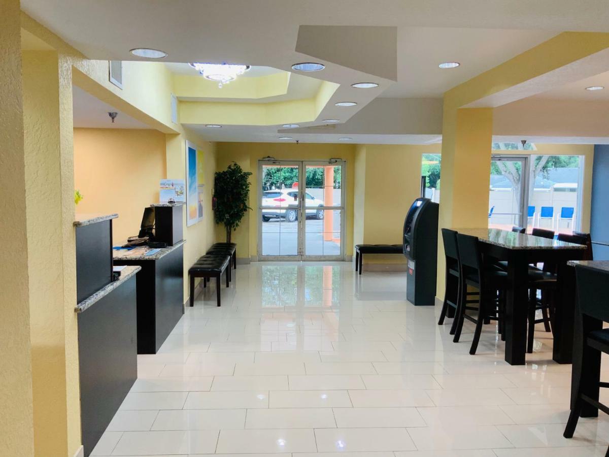 Days Inn & Suites By Wyndham Tampa/Raymond James Stadium Zewnętrze zdjęcie