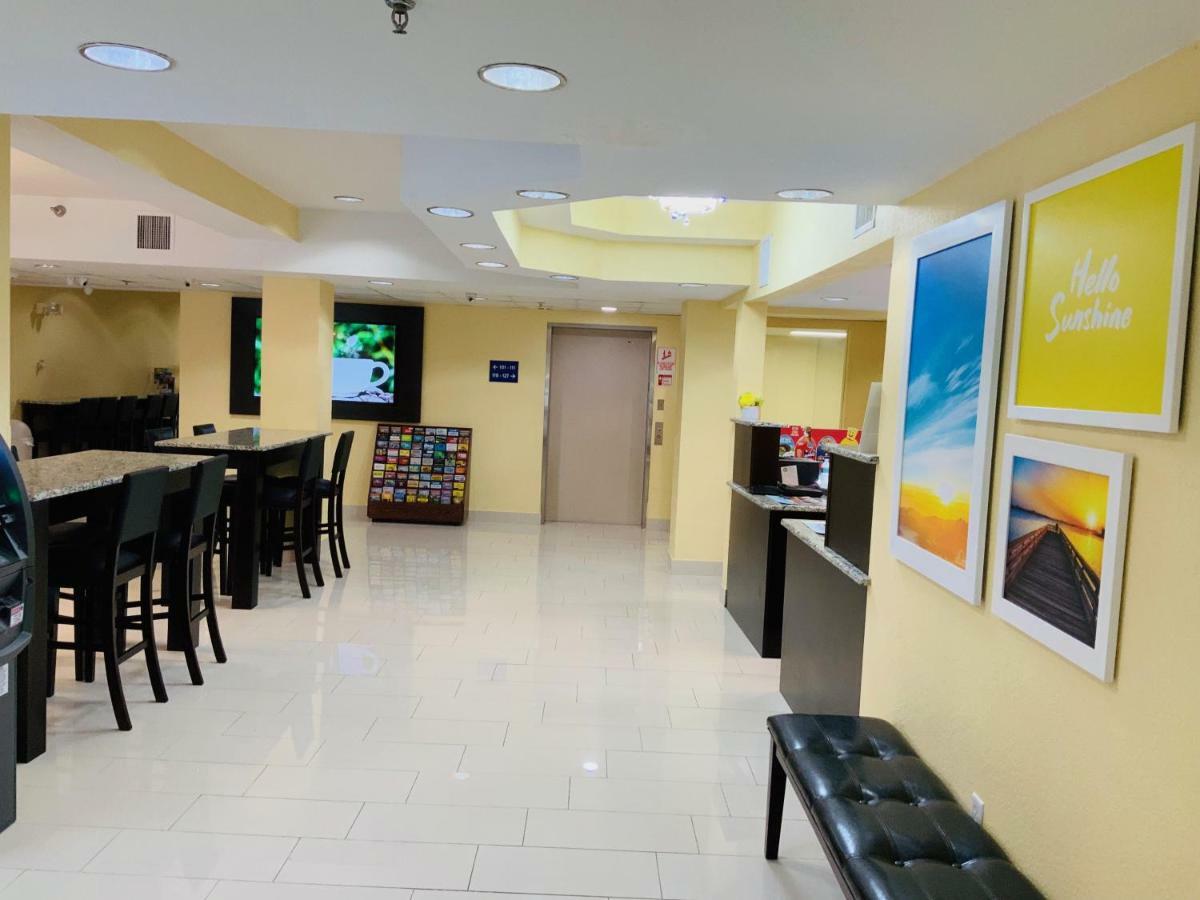 Days Inn & Suites By Wyndham Tampa/Raymond James Stadium Zewnętrze zdjęcie