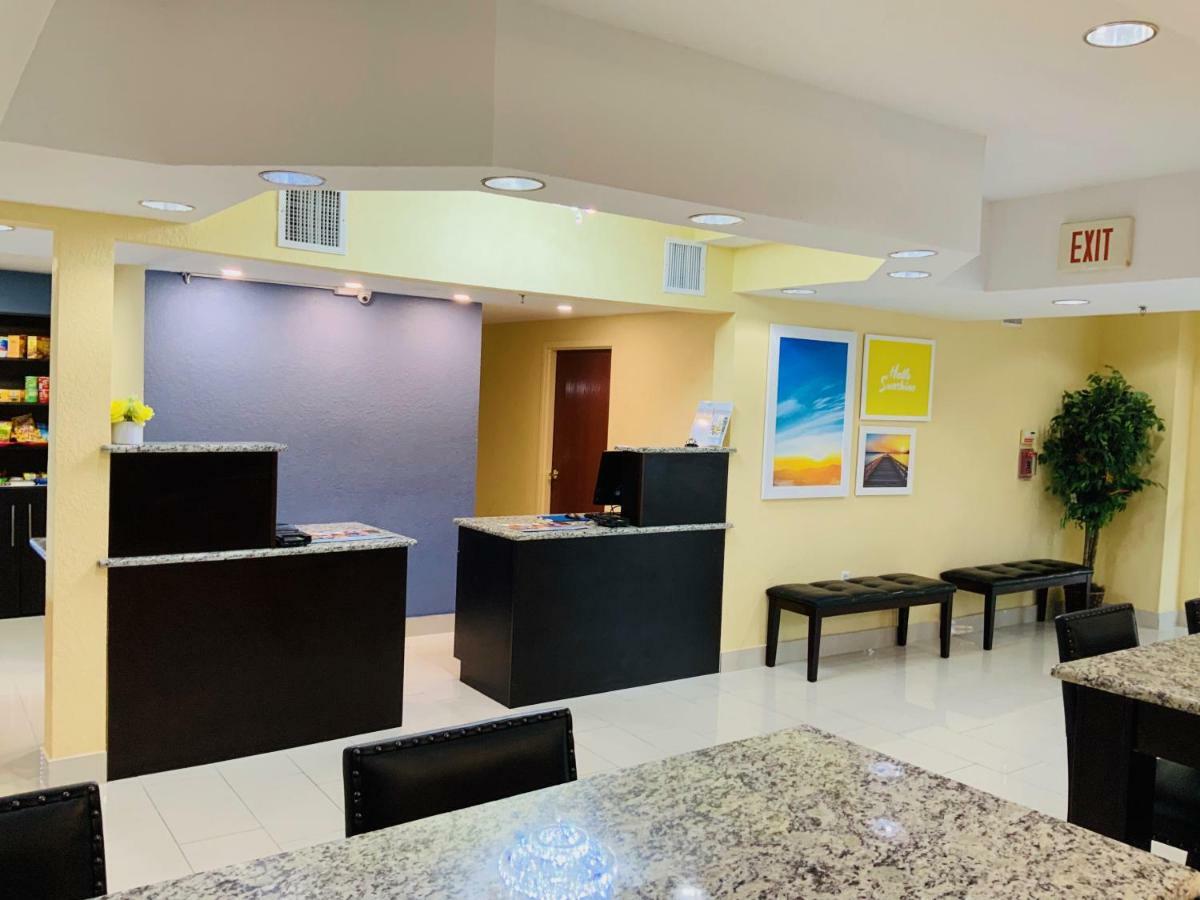 Days Inn & Suites By Wyndham Tampa/Raymond James Stadium Zewnętrze zdjęcie