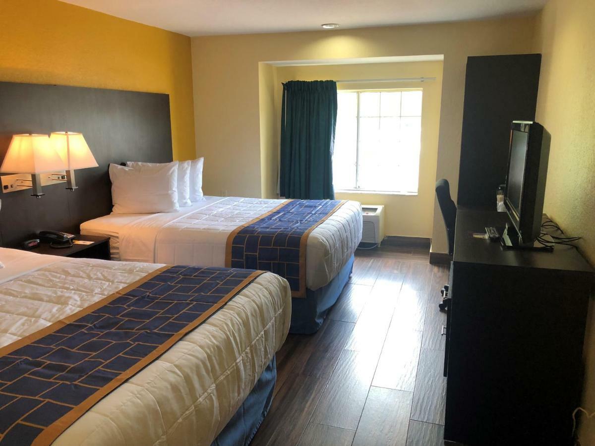 Days Inn & Suites By Wyndham Tampa/Raymond James Stadium Zewnętrze zdjęcie