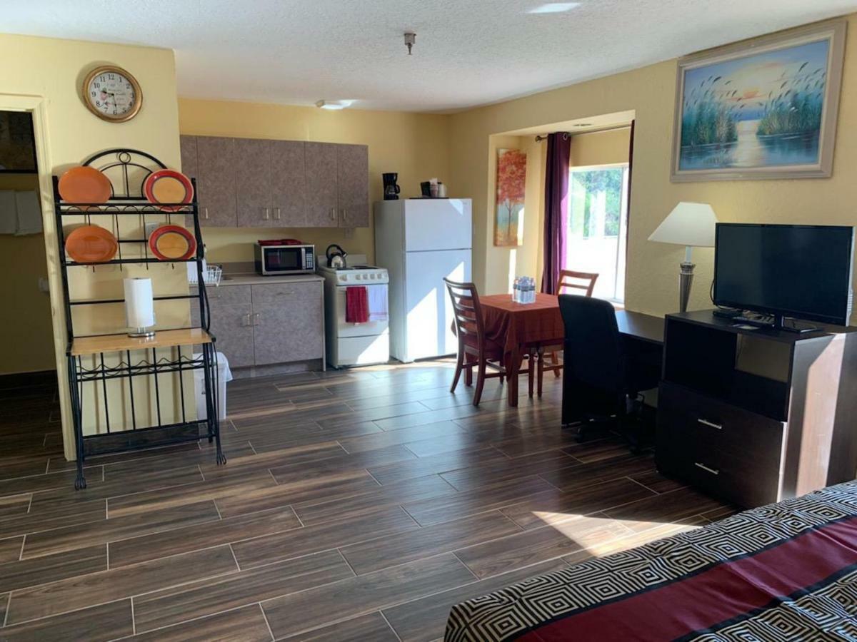 Days Inn & Suites By Wyndham Tampa/Raymond James Stadium Zewnętrze zdjęcie