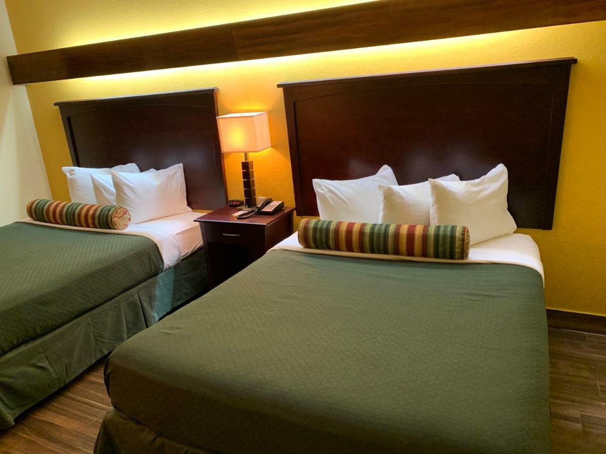 Days Inn & Suites By Wyndham Tampa/Raymond James Stadium Zewnętrze zdjęcie