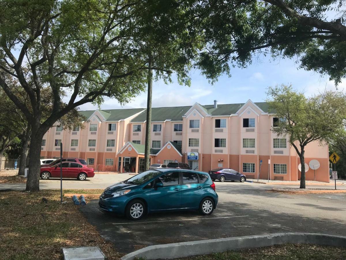 Days Inn & Suites By Wyndham Tampa/Raymond James Stadium Zewnętrze zdjęcie